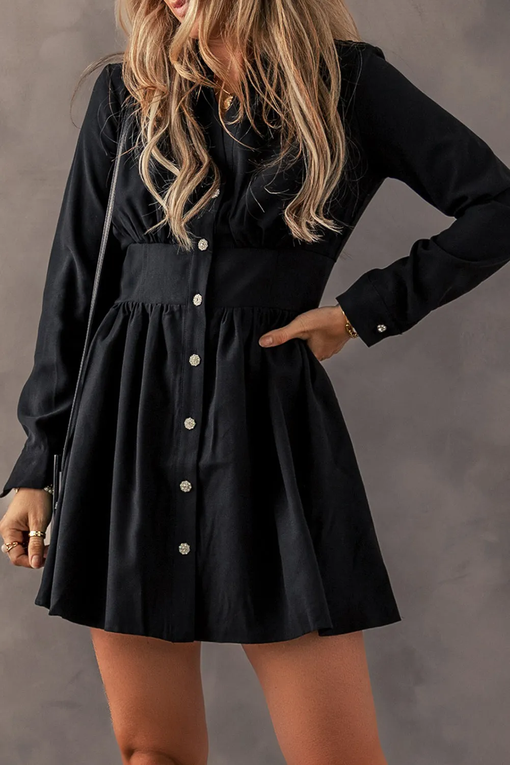 Mini-robe chemise à manches longues taille haute cintrée élastique noire
