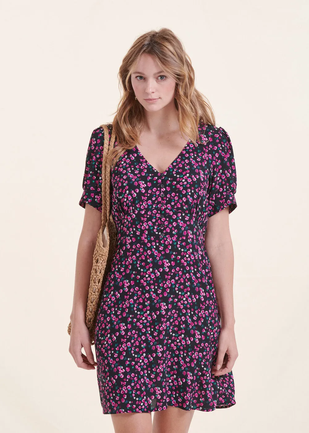 Robe courte noire cintrée à fleurs manches courtes